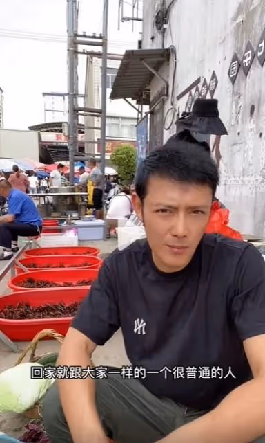中國男星回老家擺地攤賣菜遭諷「落魄」　本尊大器回應：我一點都不慘