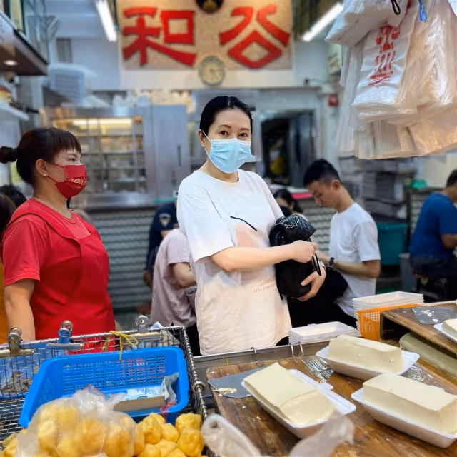 56歲李麗珍深水埗打卡　自嘲「珍婆婆」老了沒有吸引力