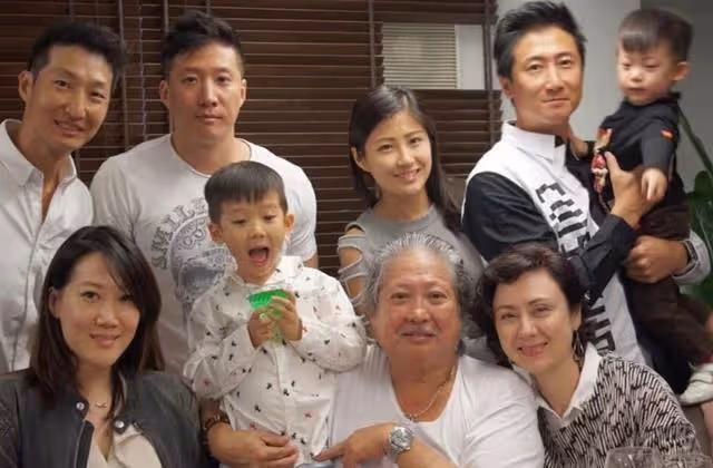男人味十足!洪金寶42歲小兒子罕見曬照,外型壯碩兼一身小麥膚色