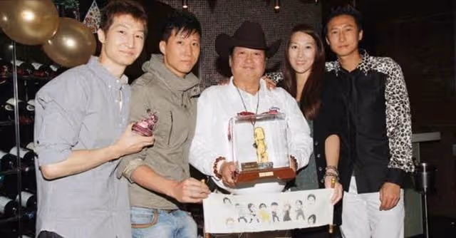 男人味十足!洪金寶42歲小兒子罕見曬照,外型壯碩兼一身小麥膚色