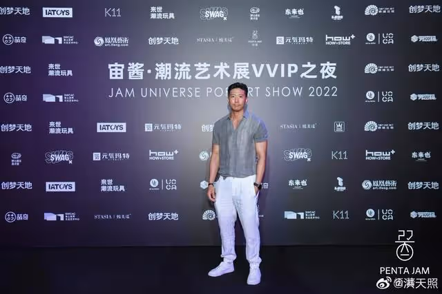男人味十足!洪金寶42歲小兒子罕見曬照,外型壯碩兼一身小麥膚色