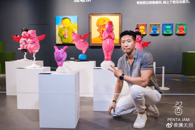 男人味十足!洪金寶42歲小兒子罕見曬照,外型壯碩兼一身小麥膚色