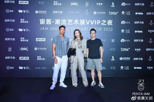 男人味十足！洪金寶42歲小兒子罕見曬照，外型壯碩兼一身小麥膚色
