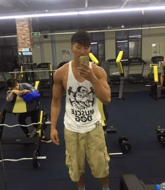男人味十足！洪金寶42歲小兒子罕見曬照，外型壯碩兼一身小麥膚色