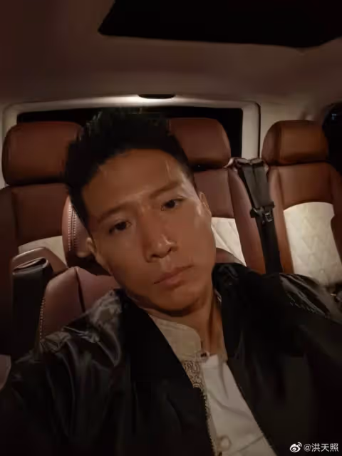 男人味十足！洪金寶42歲小兒子罕見曬照，外型壯碩兼一身小麥膚色