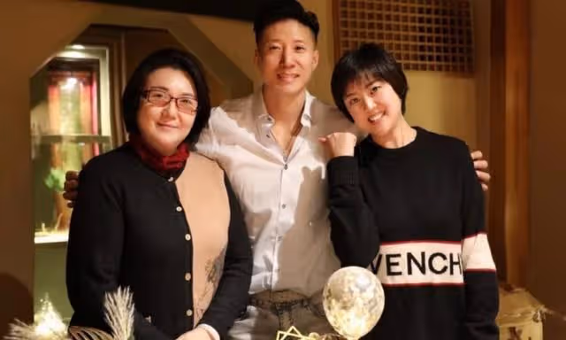 男人味十足！洪金寶42歲小兒子罕見曬照，外型壯碩兼一身小麥膚色