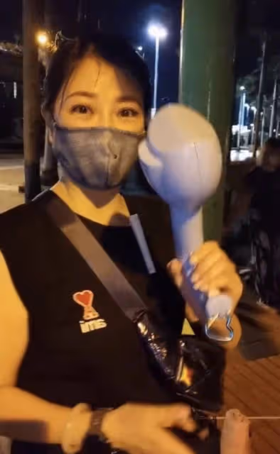 被罵自私又無知!著名港星曬寵物神器遭狂轟,為自家犬使用驅狗器