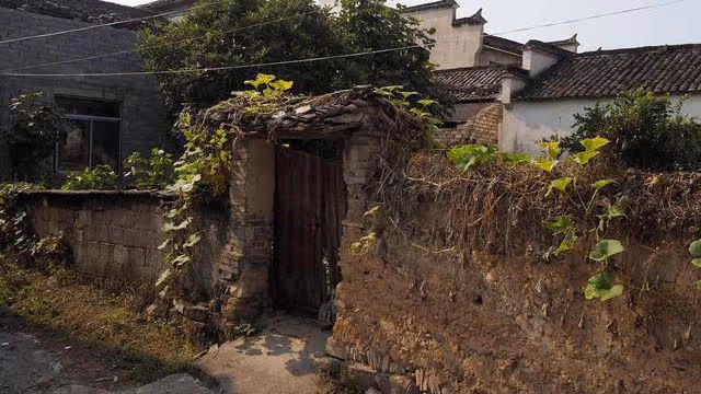 小伙醉酒後倒在寡婦家門口，寡婦好心收留一晚，次日驚喜來了