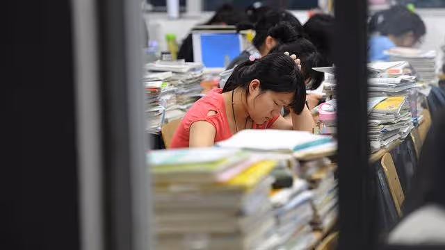 農民工去開家長會，遭百萬富翁取笑，老師點名後富翁羨慕起農民工