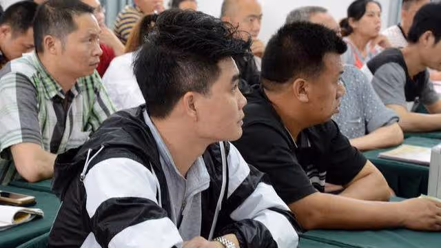 農民工去開家長會，遭百萬富翁取笑，老師點名後富翁羨慕起農民工
