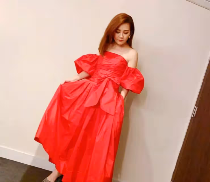 她是馬來西亞小鎮走出的歌后,曾位列「四小天后」,經歷過四段感情之後,她是否還有「勇氣」?