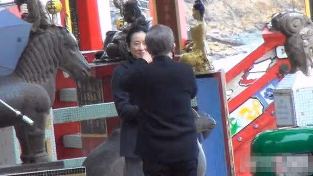 郭晶晶婆婆罕見秀恩愛!與百億老公互喂雪糕,兩嫁豪門被寵成公主