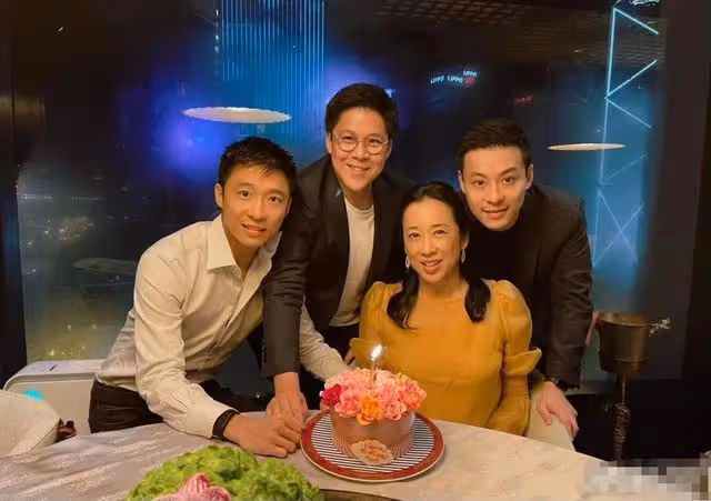 郭晶晶婆婆罕見秀恩愛!與百億老公互喂雪糕,兩嫁豪門被寵成公主