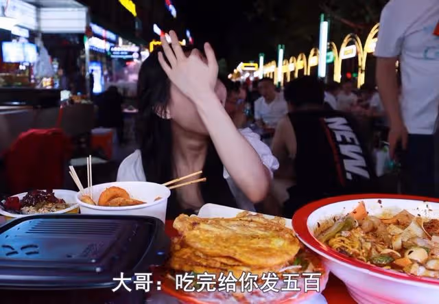 千萬粉吃播遭陌生男子騷擾,對方直言吃完就給錢,輕佻言語惹眾怒