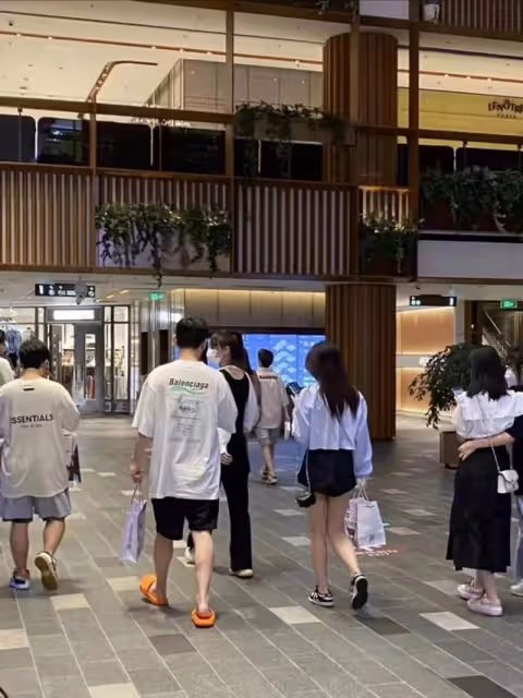 王思聰帶女友高調秀恩愛!女方發文怒斥媚男雌競,疑有第三者介入