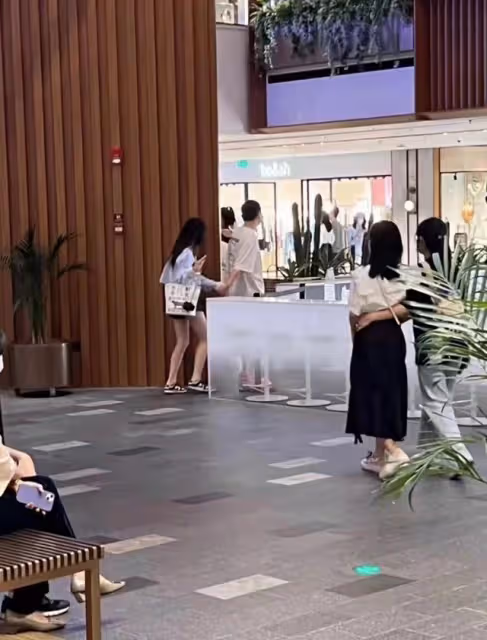 王思聰帶女友高調秀恩愛!女方發文怒斥媚男雌競,疑有第三者介入