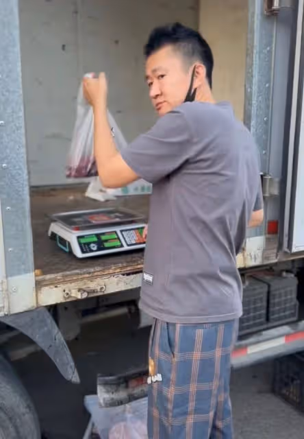 知名演員在天津擺攤賣西瓜,穿30元衣服賣力推銷,手臂曬紅無人識