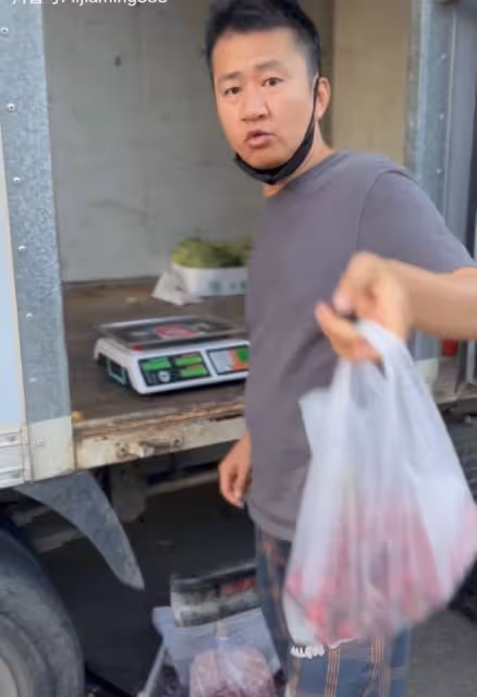 知名演員在天津擺攤賣西瓜,穿30元衣服賣力推銷,手臂曬紅無人識