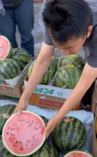 知名演員在天津擺攤賣西瓜,穿30元衣服賣力推銷,手臂曬紅無人識