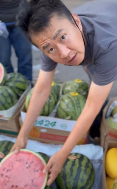 知名演員在天津擺攤賣西瓜,穿30元衣服賣力推銷,手臂曬紅無人識
