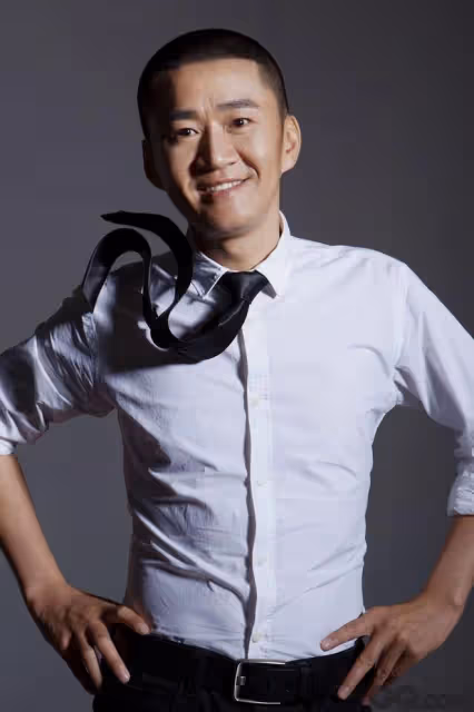 知名演員在天津擺攤賣西瓜,穿30元衣服賣力推銷,手臂曬紅無人識