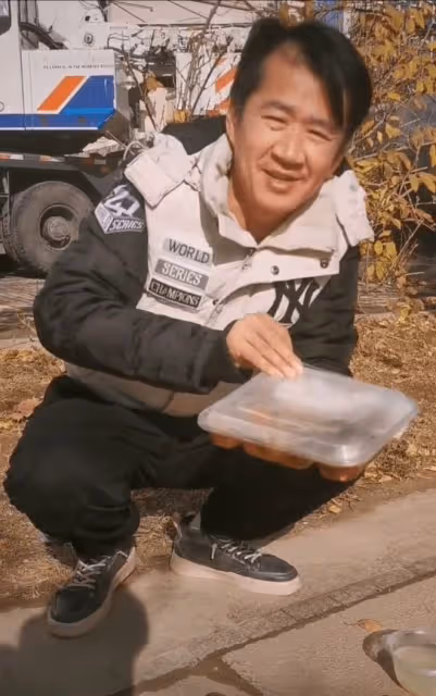 知名演員在天津擺攤賣西瓜,穿30元衣服賣力推銷,手臂曬紅無人識