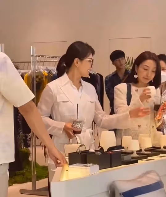 劉濤離婚風波後被偶遇,身形消瘦宛如紙片人,拎近3萬元包顯氣質
