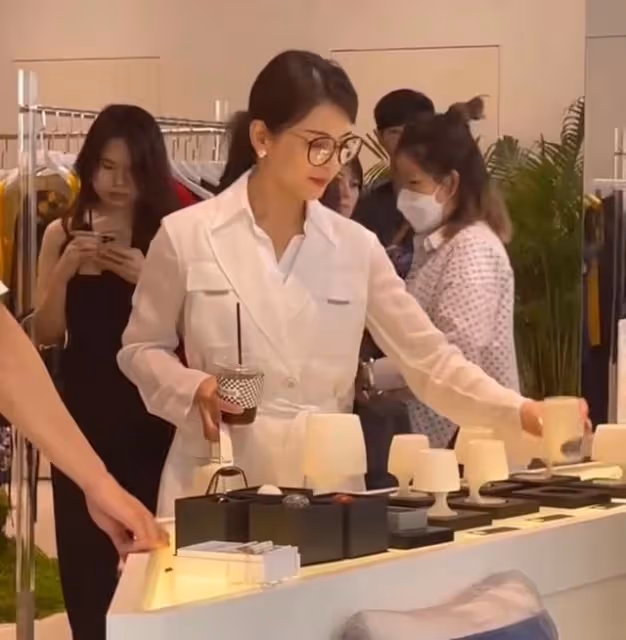 劉濤離婚風波後被偶遇,身形消瘦宛如紙片人,拎近3萬元包顯氣質