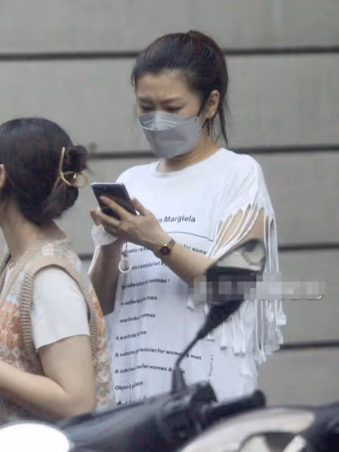 任家萱與小7歲男友約會!手臂燒傷疤痕明顯,兩人無名指婚戒搶眼