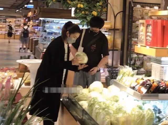 任家萱與小7歲男友約會!手臂燒傷疤痕明顯,兩人無名指婚戒搶眼