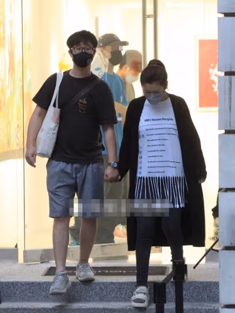 任家萱與小7歲男友約會!手臂燒傷疤痕明顯,兩人無名指婚戒搶眼