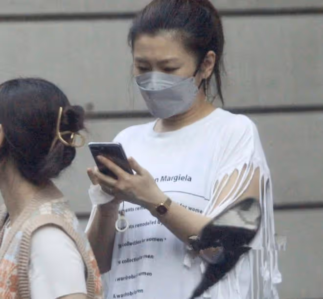任家萱與小7歲男友約會,十指緊扣太甜蜜,無名指對戒疑好事將近