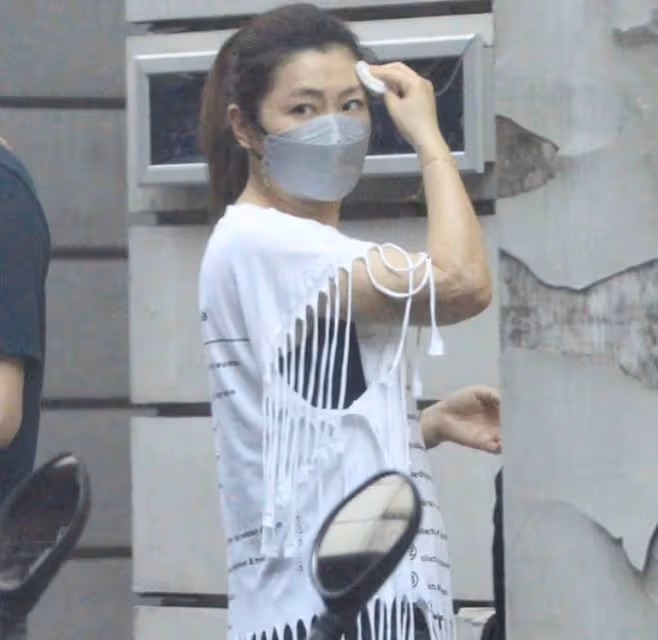 任家萱與小7歲男友約會,十指緊扣太甜蜜,無名指對戒疑好事將近