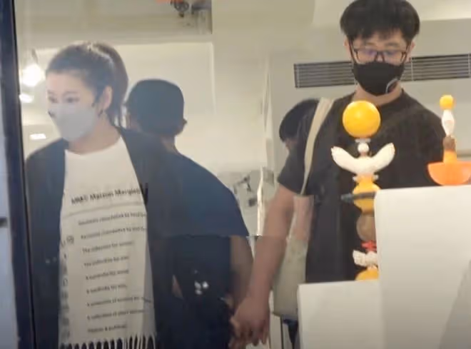 任家萱與小7歲男友約會,十指緊扣太甜蜜,無名指對戒疑好事將近