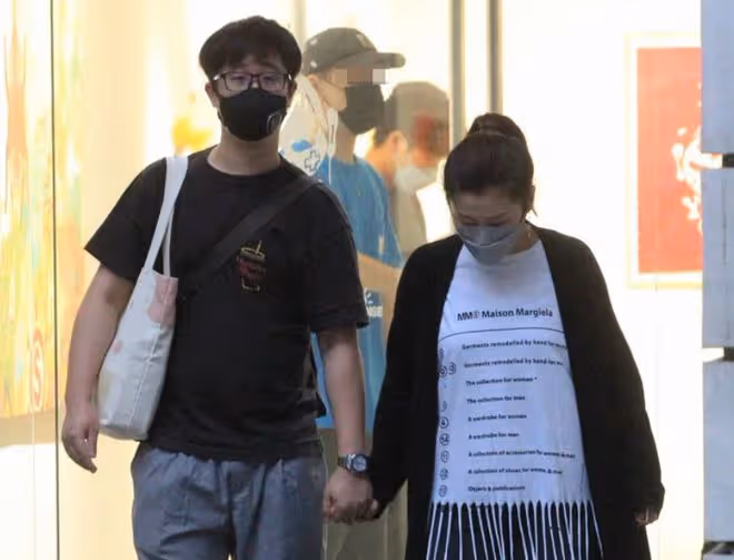 任家萱與小7歲男友約會,十指緊扣太甜蜜,無名指對戒疑好事將近