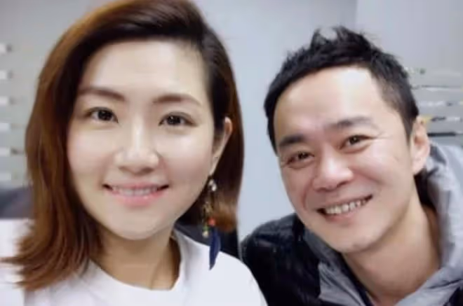 任家萱與小7歲男友約會，十指緊扣太甜蜜，無名指對戒疑好事將近