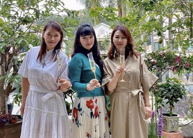 知名港星出席富婆聚會!前夫因病離世,再婚高齡產女穩固豪門地位