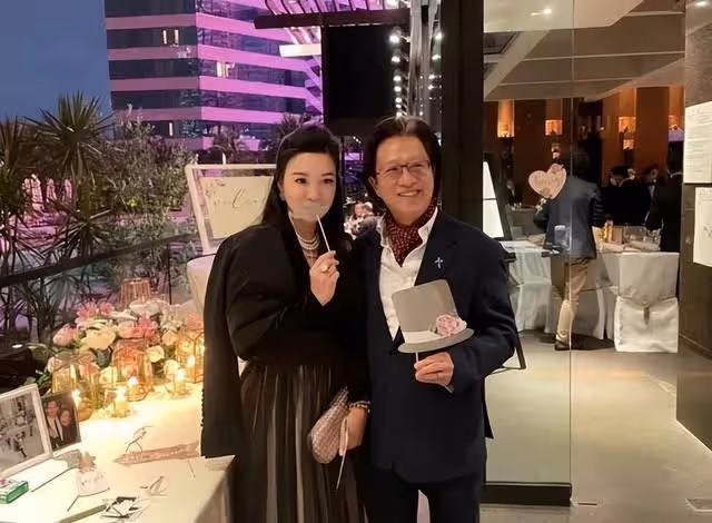 知名港星出席富婆聚會!前夫因病離世,再婚高齡產女穩固豪門地位