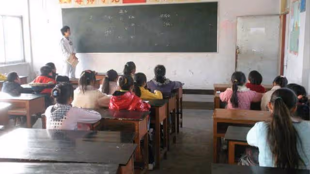 我生了三個女兒，鄉親們都取笑我，如今我卻讓她們羨慕不已
