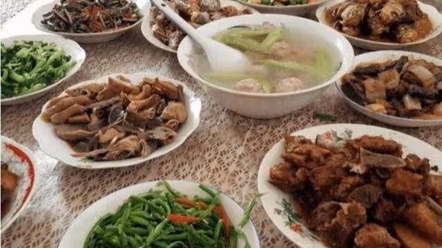 第一次去男友家吃飯，男友把兩個雞腿全夾給前任，回家後我提分手