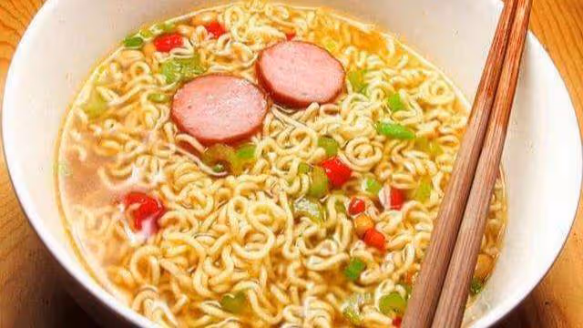 第一次去男友家,男友母親居然讓我吃泡麵,我給了男友一巴掌