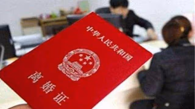 愛上二婚男,如今我弟生病缺錢,男友前妻給我20萬讓我和男友分手