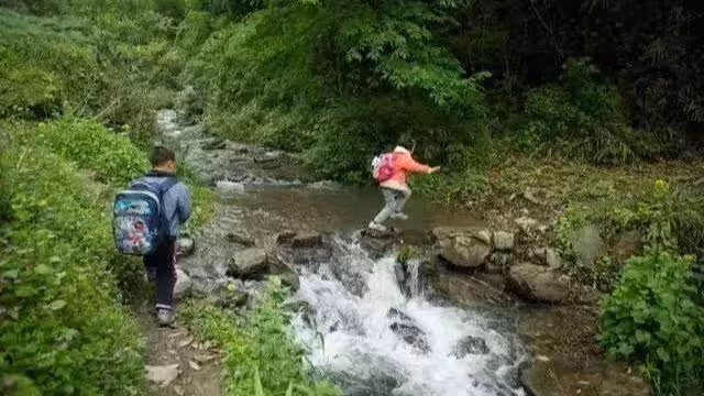 參加高中同學聚會,飯後我打包剩菜,當天晚上班長轉給我三萬塊錢