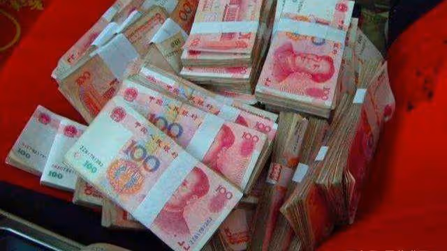 我沒錢給15萬彩禮,女友跟我分手後嫁給富二代,她離婚後想嫁給我