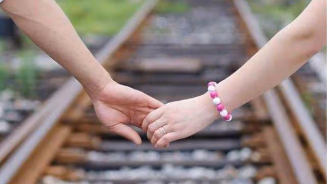 老公的朋友做生意缺錢,他讓老公給他貸款,我阻攔:你答應就離婚