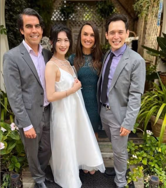 36歲知名歌手國外辦婚禮,二婚妻子被嘲小三上位,腹部隆起疑懷孕