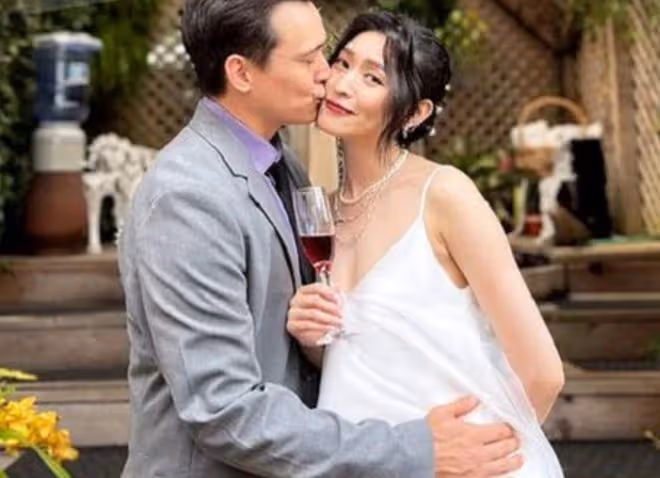 36歲知名歌手國外辦婚禮,二婚妻子被嘲小三上位,腹部隆起疑懷孕