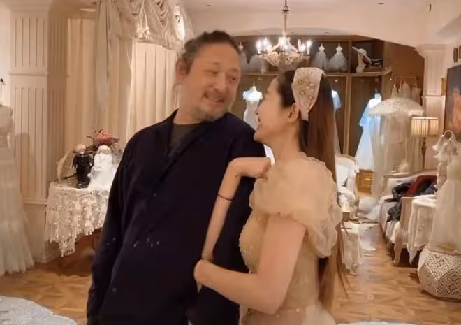 三寶與小25歲嬌妻秀恩愛!54歲已頭髮花白,夫妻同框被指像父女