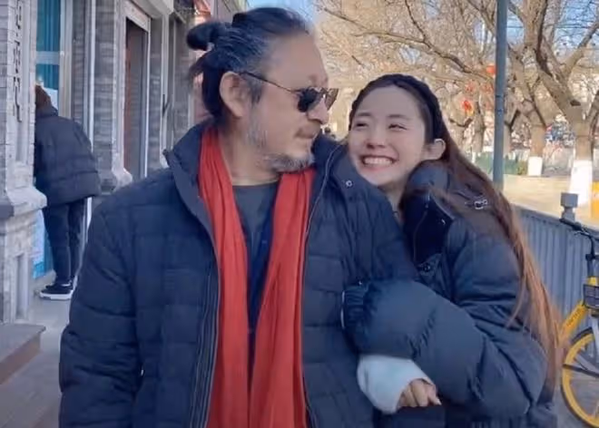三寶與小25歲嬌妻秀恩愛!54歲已頭髮花白,夫妻同框被指像父女