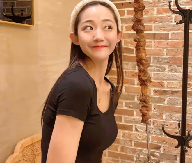 三寶與小25歲嬌妻秀恩愛!54歲已頭髮花白,夫妻同框被指像父女